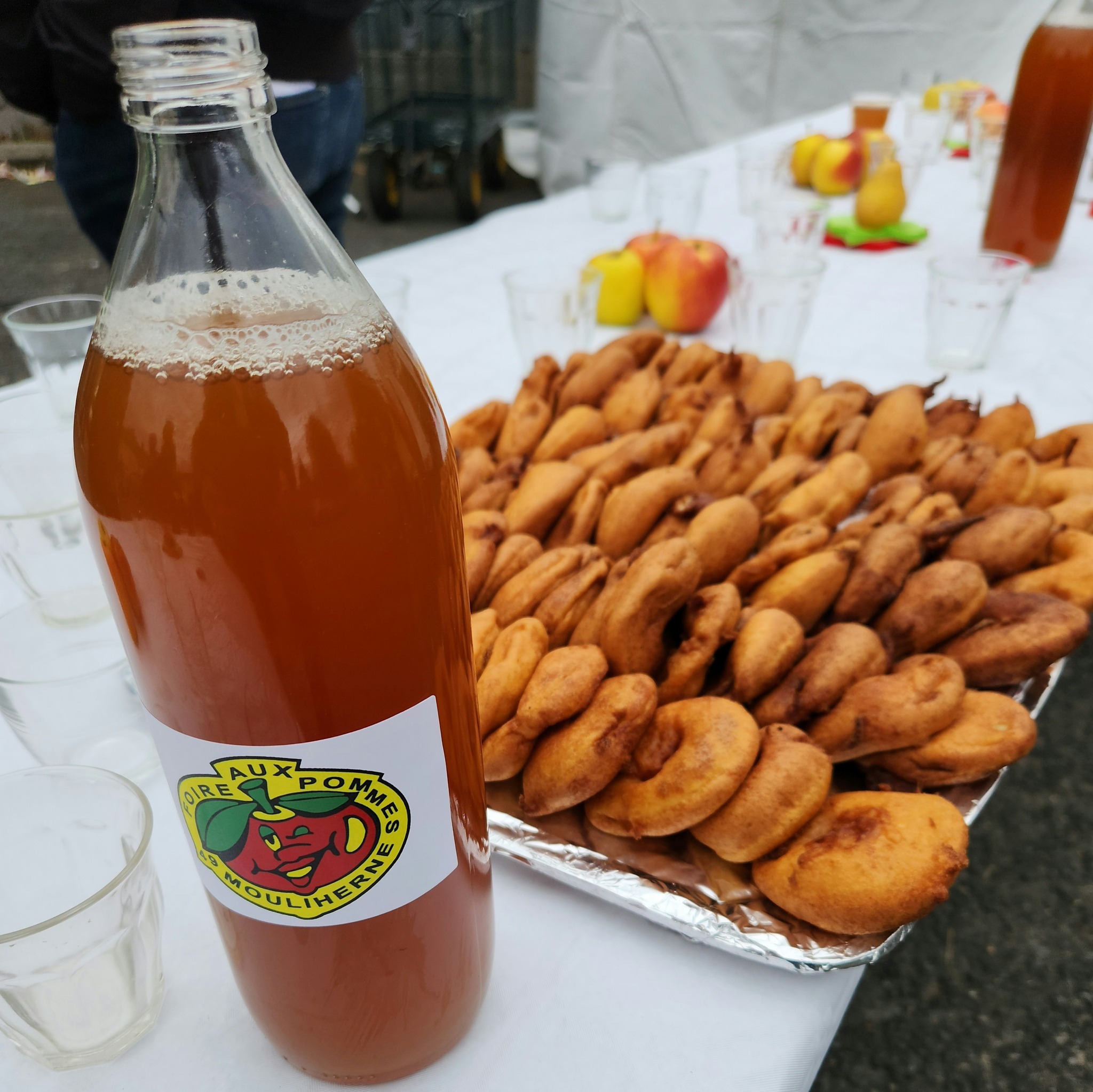 Foire aux pommes de Mouliherne 2025 - Le jus et les beignets de pommes