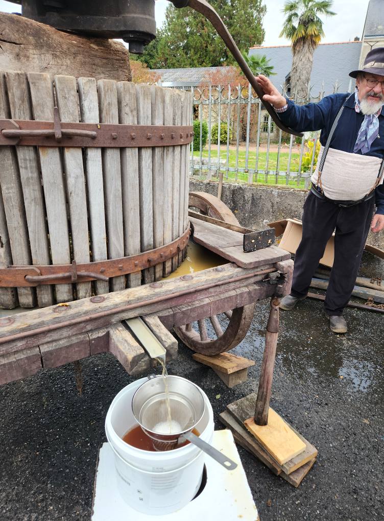 Foire aux pommes de Mouliherne 2025 - La fabrication de jus de pommes
